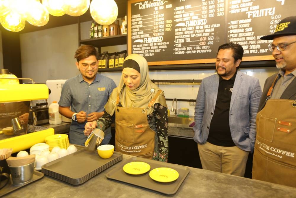 Hazimah (dua dari kiri) pada Majlis Soft-Launching Cawangan He & She Coffee yang ke-30 di Universiti Islam Antarabangsa Malaysia (UIAM), dekat sini.