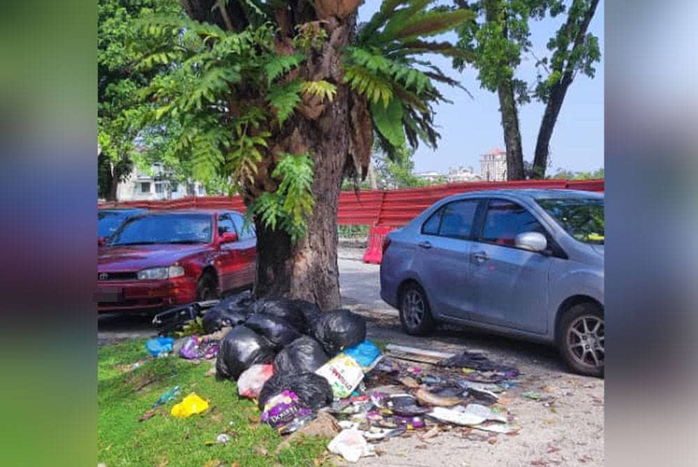 Sampah plastik pelembut pakaian yang bertaburan di tepi jalan berkenaan.