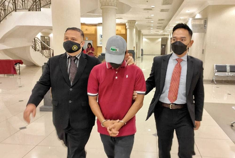 Mohd Azlan (tengah) dihukum penjara 13 bulan dan denda RM68,500 oleh Mahkamah Sesyen selepas mengaku bersalah atas 10 pertuduhan memalsukan dokumen pembayaran wang khairat kematian berjumlah RM64,734, dua tahun lalu.