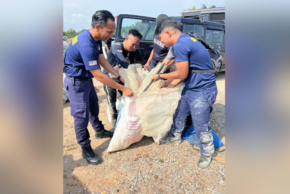 Jabatan Perikanan Malaysia (DOF) merampas guni berisi anak ikan