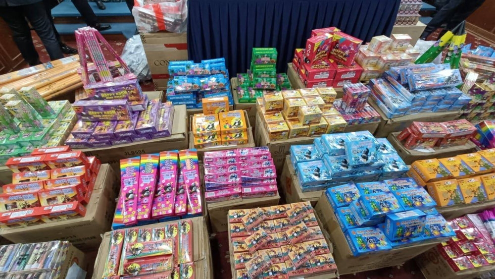 Pelbagai mercun dan bunga api dirampas dalam serbuan di di sebuah premis di Jalan Bukit Lagi.