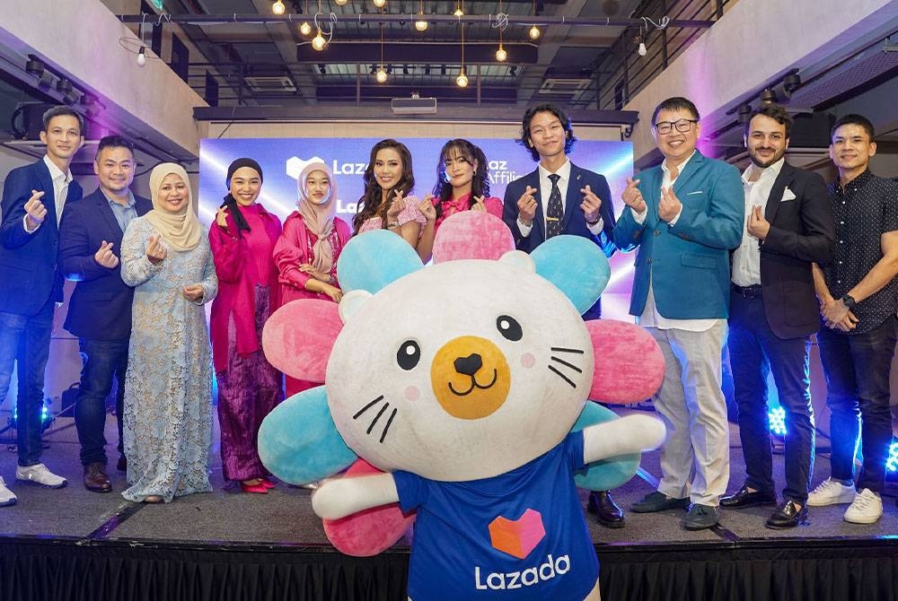 Pasukan kepimpinan kanan Lazada Malaysia dan KOL selebriti di LazAffiliates LazXperience 2023.