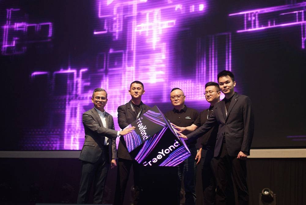 Fahmi (kiri), Chai (dua dari kiri) bersama tetamu kenamaan yang hadir merasmikan FreeYond di Malaysia dalam sau majlis yang diadakan baru-baru ini.