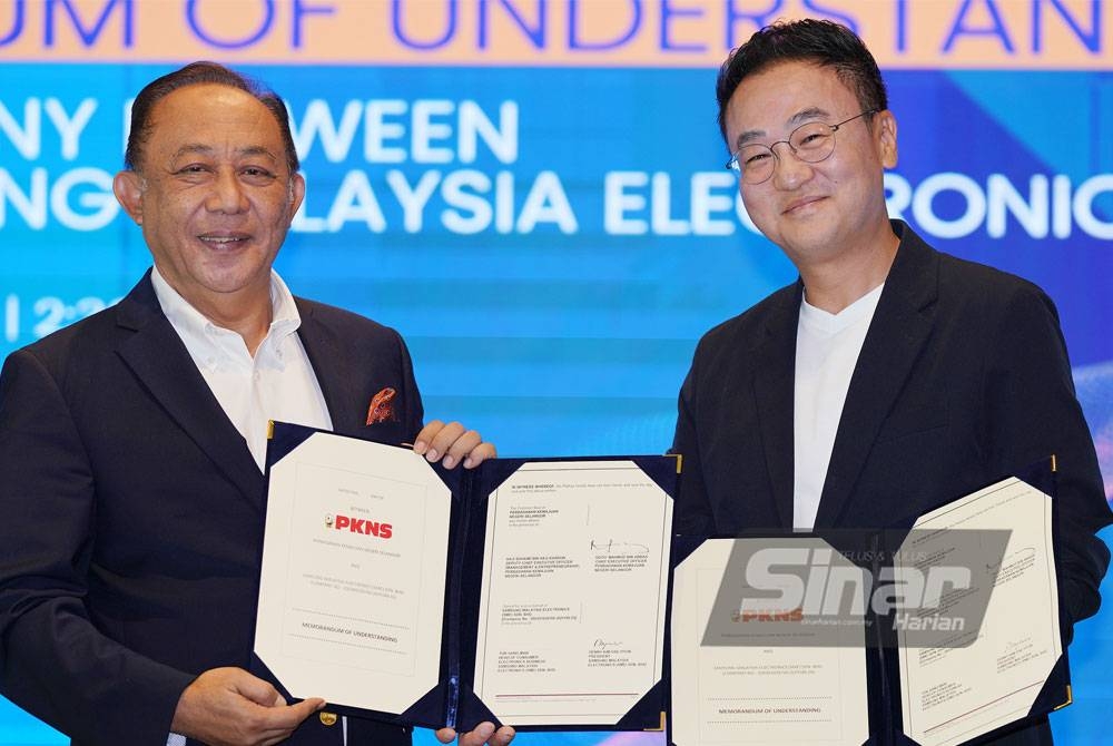 Mahmud (kiri) bersama Denny ketika majlis menandatangani MoU antara PKNS dan Samsung Malaysia Electronics di Ibu Pejabat PKNS pada Khamis. - Foto ROSLI TALIB/SINAR HARIAN