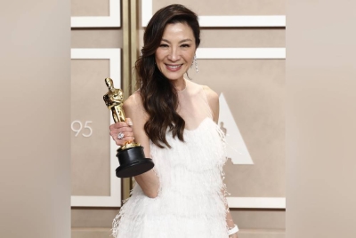 Michelle Yeoh atas kejayaannya dinobat Pelakon Wanita Terbaik pada Anugerah Academy atau Oscar edisi ke-95 di Amerika Syarikat minggu lalu. - Foto EPA