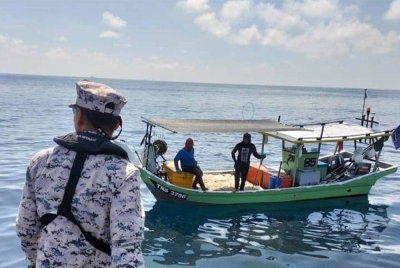 Operasi mencari dan menyelamat (SAR) seorang nelayan yang dikhuatiri lemas selepas terjatuh dari bot diteruskan pada Khamis.