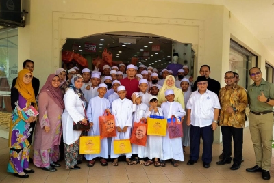Salbiah (empat dari kanan) bersama-sama anak-anak yatim dari Pertubuhan Kebajikan Anak Yatim Darul Aitam Temoh ketika Pra-Program Sentuhan Mesra Gerakan Koperasi dan Tautan Kasih Ramadan di sebuah gedung tekstil terkemuka di sini pada Khamis.