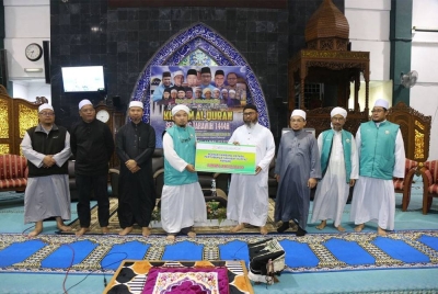 Asmadi (empat kanan) menyerahkan replika cek kepada Pertubuhan Sahabat Huffaz Pahang bagi tujuan pengurusan program KAST2.0 sebanyak RM20,000 di Masjid UniPSAS.