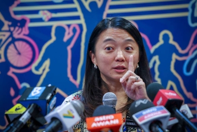 Hannah Yeoh bercakap kepada media pada sidang media berkenaan kelulusan penganjuran acara sukan dipercepatkan bagi merancakkan aktiviti sukan negara di Kementerian Belia dan Sukan (KBS), pada Khamis. - Foto Bernama