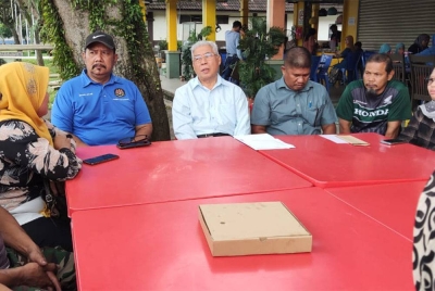 Hassan (tengah) mengadakan pertemuan dengan peniaga kawasan Kebayan dan Semai Niaga di Taman Air Biru, Pasir Gudang