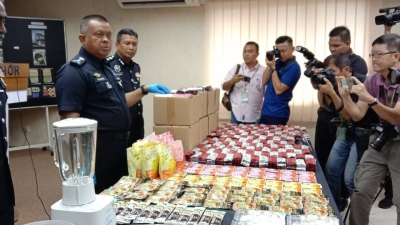 Antara dadah dan peralatan yang dirampas Polis Johor.