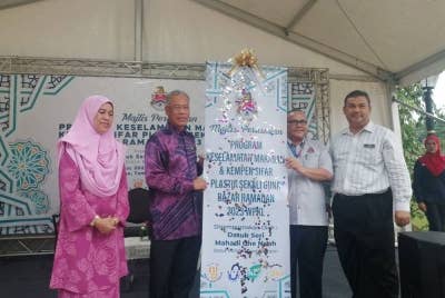 Mahadi (dua dari kiri) melancarkan Kempen Keselamatan Makanan dan Sifar Plastik Sekali Guna Bazar Ramadan 2023 di Taman Tasik Permaisuri pada Khamis.