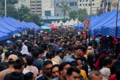 Orang ramai berkunjung ke Bazar Ramadan Jalan Raja Alang Kampong Baru untuk membeli juadah berbuka puasa hari ini. Bazar Ramadan Jalan Raja Alang Kampong Baru terkenal dengan pelbagai jenis makanan dan minuman yang dijual peniaga bazar ketika bulan Ramadan. - Foto Bernama