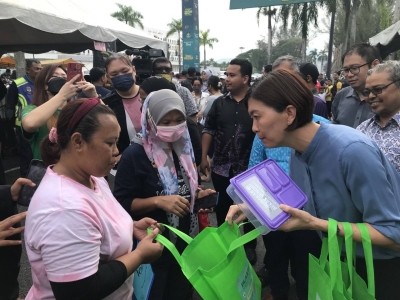 Sandrea menerangkan mengenai kempen kesederaan penggunaan bekas makanan sendiri kepada pengunjung bazar Ramadan Stadium di Ipoh. 