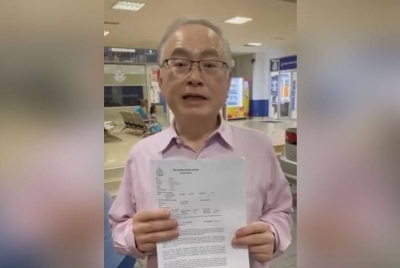 Ka Siong menunjukkan laporan polis dalam siaran di Facebooknya pada Khamis.