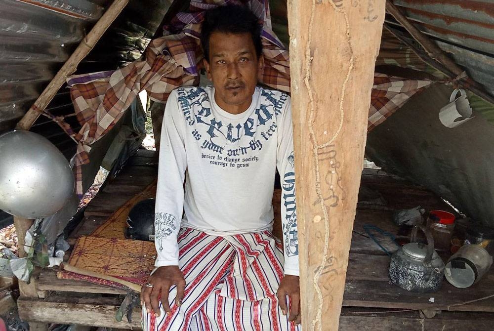 Zakaria kesempitan wang untuk membina rumah sendiri.