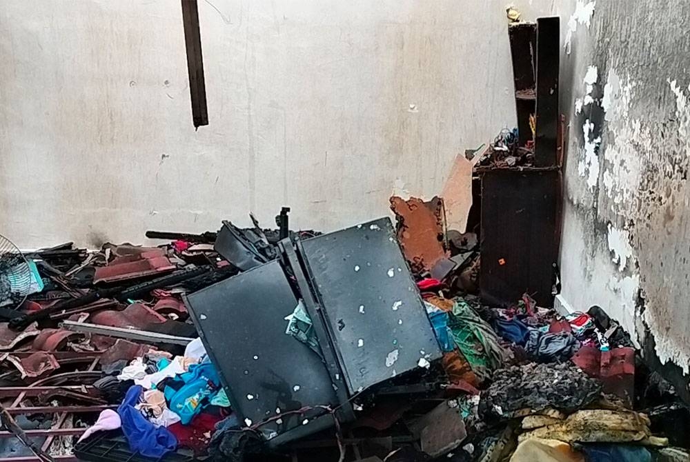 Bilik utama rumah Nor Hafizah yang musnah terbakar dalam kejadian kebakaran pada malam Khamis.