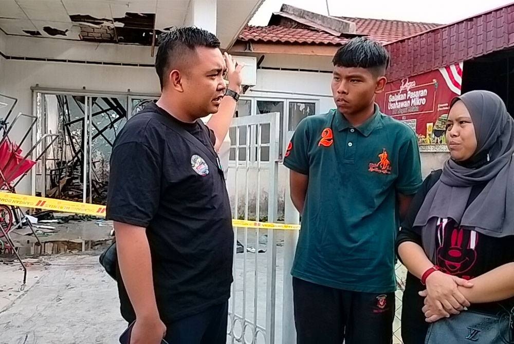 Ashwad (kiri) ketika menziarahi Nor Hafizah (tiga,kiri) dan anaknya Airish Zaquwan di Taman Merdeka Jaya di sini, pada Jumaat.
