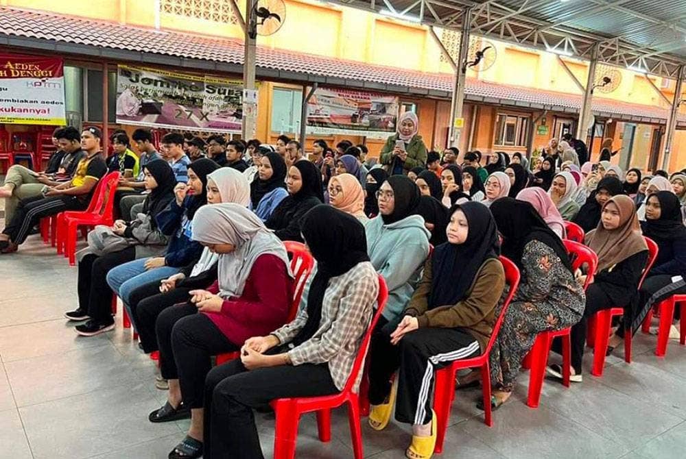 Iftar pertama untuk Program Kongsi Rezeki Ramadan berlangsung di Dewan Siswa Poly-Tech Mara Bangi petang Khamis.
