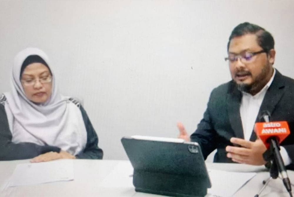 Zainab Mohd Salleh ditemani peguamnya, Yusfarizal Yusoff.