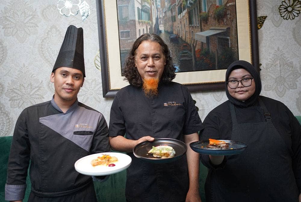 (Dari kiri) Cef Casa De Madani, Hafizzudin Fuzi, Azizan dan Cef Pastri Casa De Madani, Norfarahani menunjukkan hidangan utama Semi Buffet yang akan dihidangkan sepanjang bulan Ramadan di Casa de Madani.