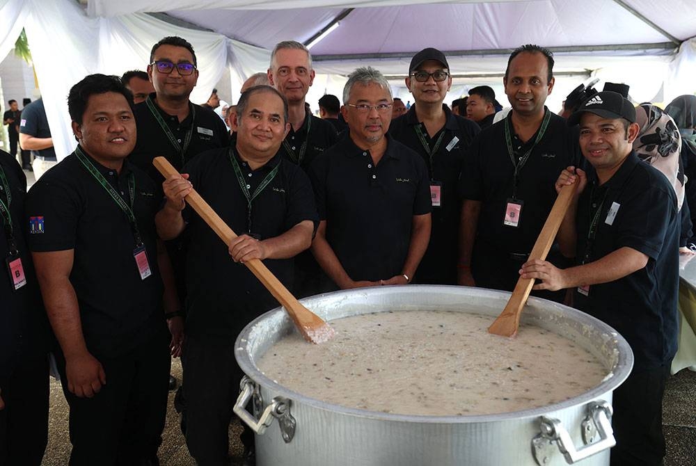 Yang di-Pertuan Agong Al-Sultan Abdullah Ri’ayatuddin Al-Mustafa Billah Shah berkenan bergambar sempena Program Memasak Bubur Lambuk Istana Negara di Istana Negara hari ini.