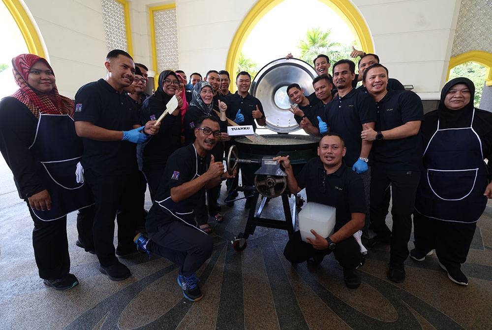 Raja Permaisuri Agong Tunku Hajah Azizah Aminah Maimunah Iskandariah berkenan bergambar ketika menyediakan juadah bubur lambuk Pahang, resipi istimewa baginda untuk diedar kepada orang ramai sempena Program Memasak Bubur Lambuk Istana Negara di Istana Negara hari ini.