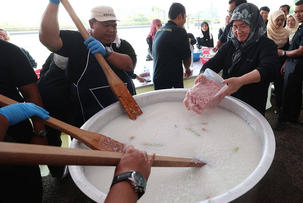 Tunku Azizah berkenan menyediakan juadah bubur lambuk Pahang, resipi istimewa baginda untuk diedar kepada orang ramai. - Foto Bernama