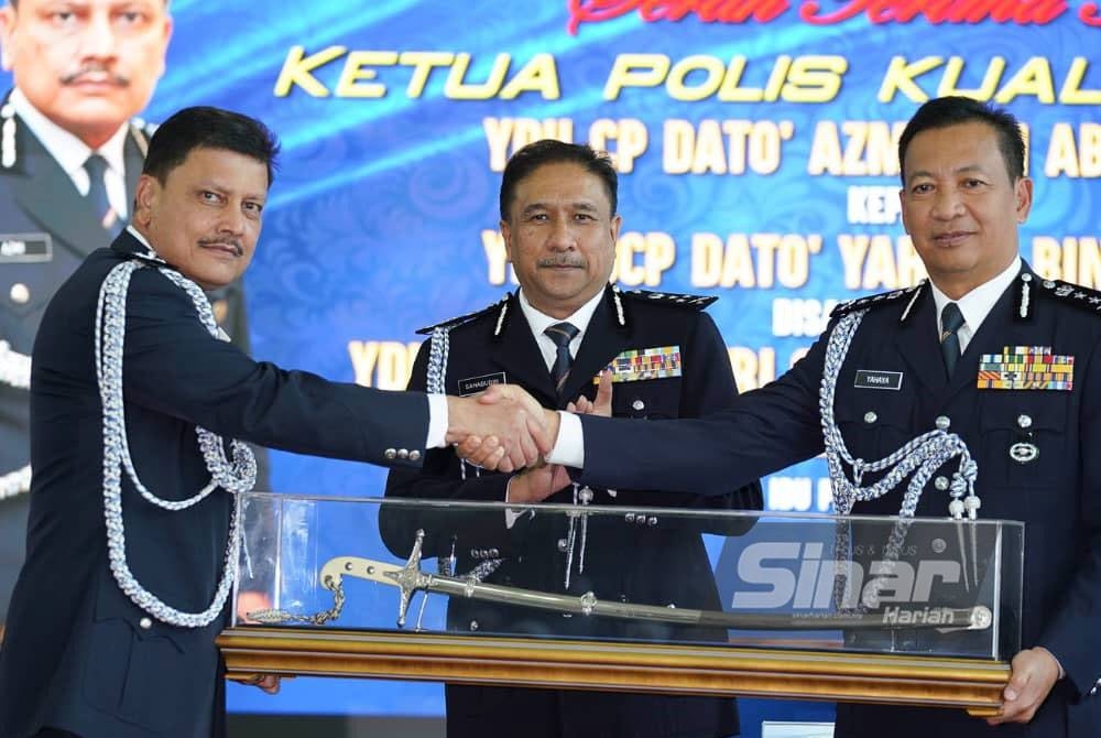 Yahaya (kanan) dilantik sebagai pemangku Ketua Polis Kuala Lumpur bagi menggantikan Azmi (kiri) dengan disaksikan Sahabudin dalam majlis serah terima tugas Ketua Polis Kuala Lumpur di IPK Kuala Lumpur pada Jumaat. Foto: Rosli Talib