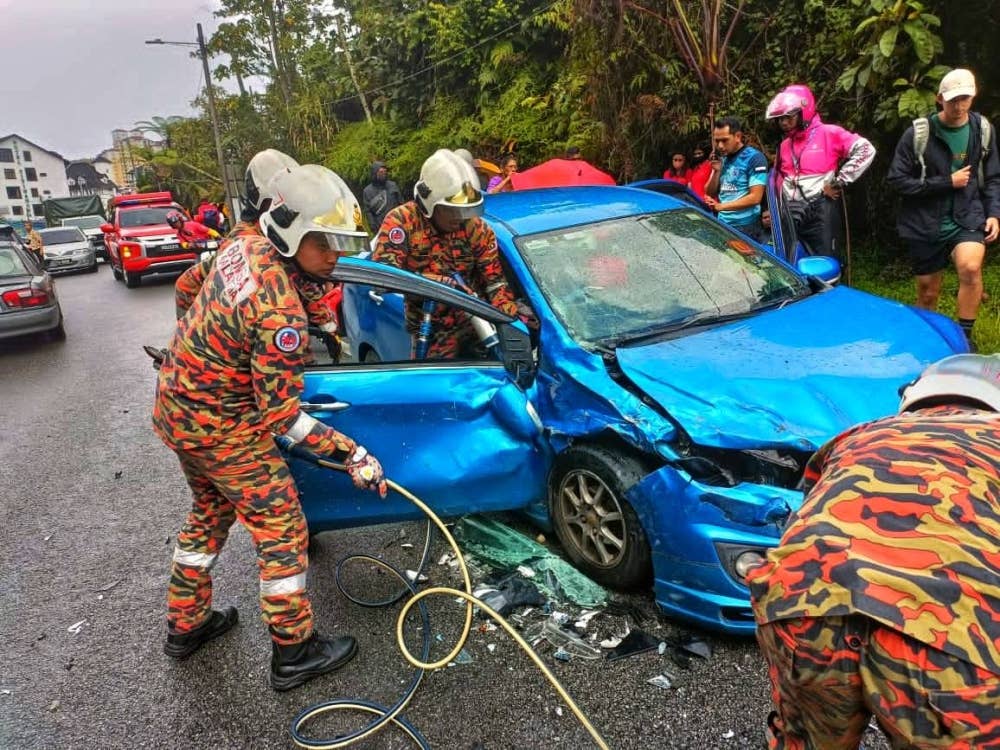 Anggota bomba berusaha mengeluarkan mangsa yang tersepit dalam kenderaan tersebut.
Foto: ihsan JBPM