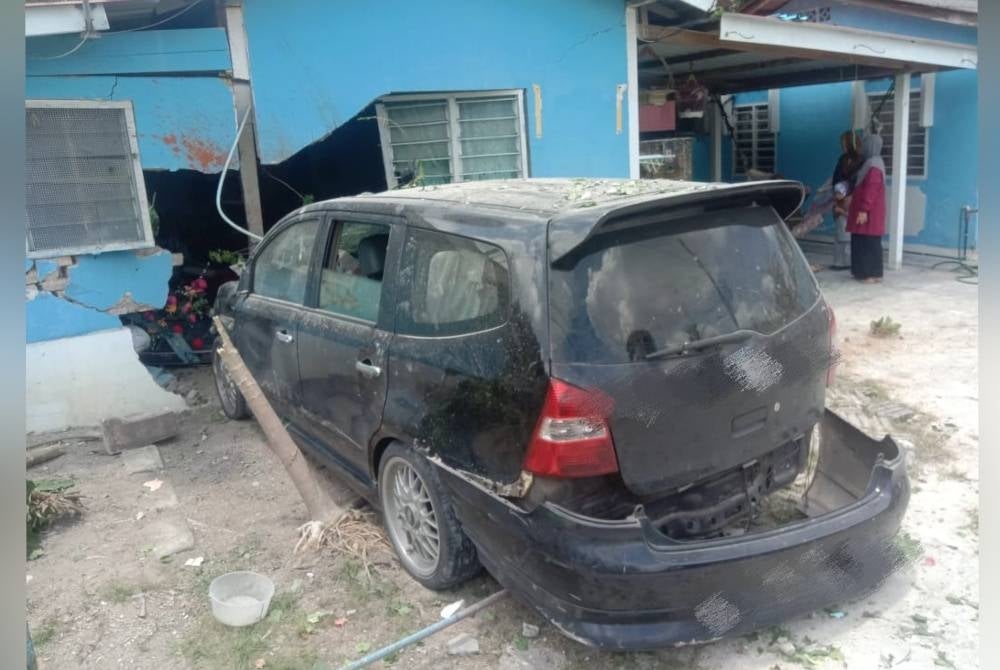 MPV berkenaan terbabas masuk ke bahu jalan sebelah kanan dan melanggar sebuah rumah di bahu jalan berkenaan. - Foto PDRM