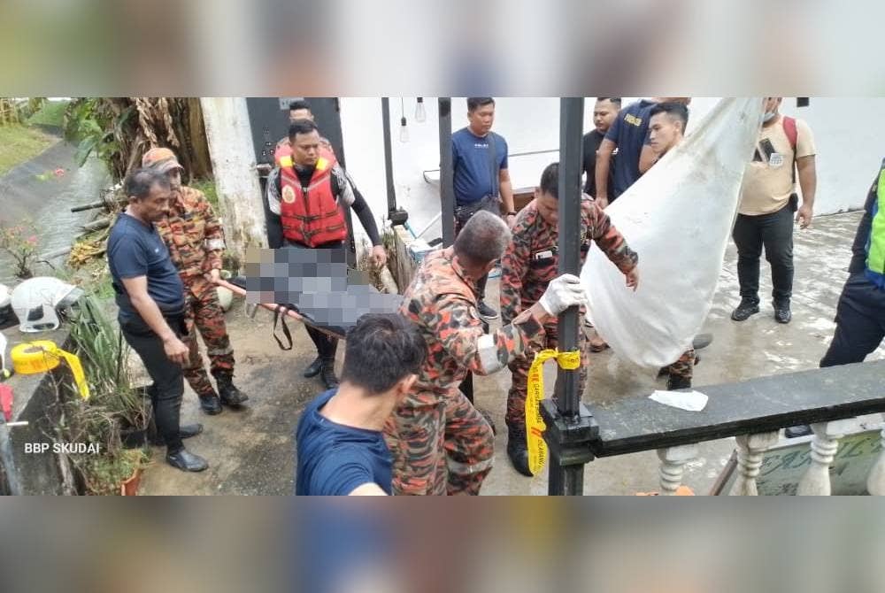 Anggota bomba mengangkat remaja lelaki yang terjatuh dan lemas di Taman Ungku Aminah, Skudai, Johor Bahru pada Jumaat