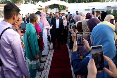Anwar (tengah) hadir pada Majlis Berbuka Puasa dan Makan Malam bersama Diaspora Malaysia di Arab Saudi pada Khamis. - Foto: Bernama