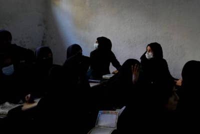 Pelajar-pelajar perempuan di Afghanistan hanya berpeluang mendapat pendidikan sehingga Gred 6 sahaja dan kerajaan masih kekal tidak membenarkan golongan itu menghadiri pengajian peringkat menengah. - Gambar fail REUTERS