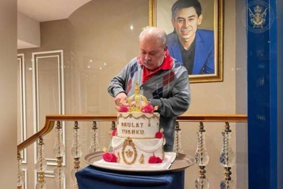 Sultan Ibrahim Almarhum Sultan Iskandar berkenan memotong kek ulang tahun keputeraan baginda. - Gambar Facebook Sultan Ibrahim Sultan Iskandar