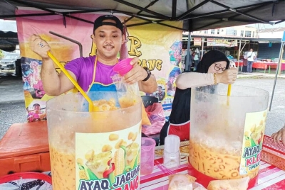 Zulfami dan Suraya menyediakan air jagung Klebang percuma kepada pengunjung Bazar Ramadan Taman Mahsuri, Jitra, sepanjang Ramadan.