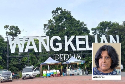 Gerai jualan peniaga mencacatkan pemandangan untuk merakam gambar berlatarbelakangkan mercu tanda View Point Wang Kelian.