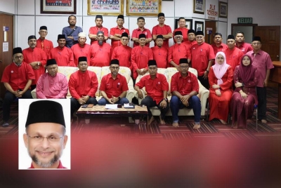Barisan Ahli Jawatankuasa UMNO Bahagian Jempol selepas selesai mesyuarat pada Selasa. Gambar kecil: Mustapa