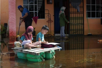 Keadaan banjir di Batu Pahat semakin pulih apabila ramai mangsa sudah dibenarkan pulang ke rumah masing-masing. - Foto Bernama