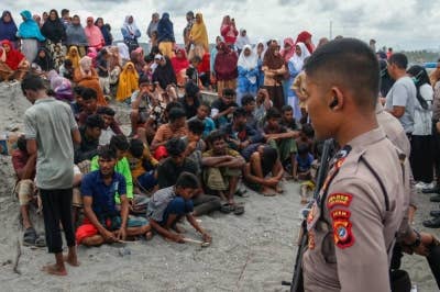 Kumpulan pelarian Rohingya termasuk kanak-kanak terkandas di pantai Lampanah, Aceh Besar, Indonesia pada Februari lalu. - Foto: AFP