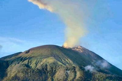 Gunung Ili Lewotolok mengeluarkan debu dan asap pada Jumaat. - AFP