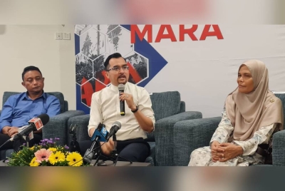 Asyraf (tengah) pada Majlis Berbuka Puasa Mara Bersama Media di Hotel Premiera pada Jumaat.