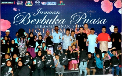 Rumaizi (berdiri tujuh, kanan) bersama anak-anak yatim pada majlis penyerahan beg sekolah sempena Jamuan Berbuka Puasa pada Jumaat. - Foto Bernama