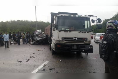 Keadaan Toyota Wish yang dirempuh lori di KM15.1 Lebuhraya Kajang-Seremban arah selatan pada Jumaat. - Foto ihsan bomba