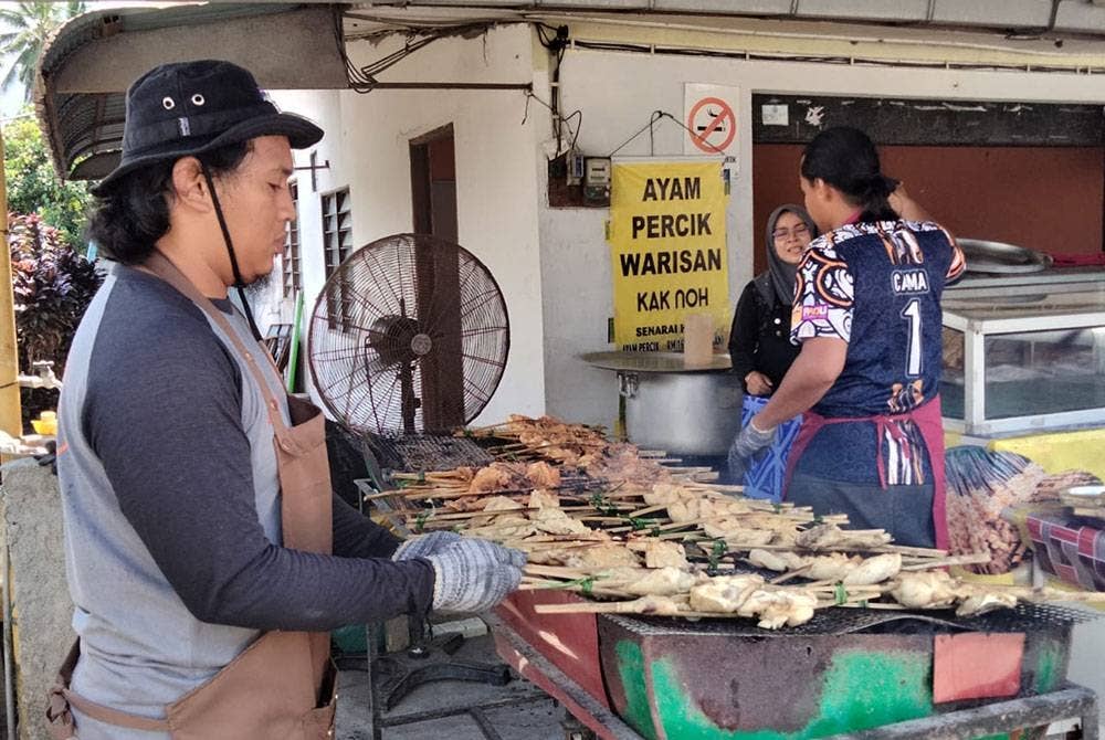 Ayam dibakar selepas disiram ayam percik