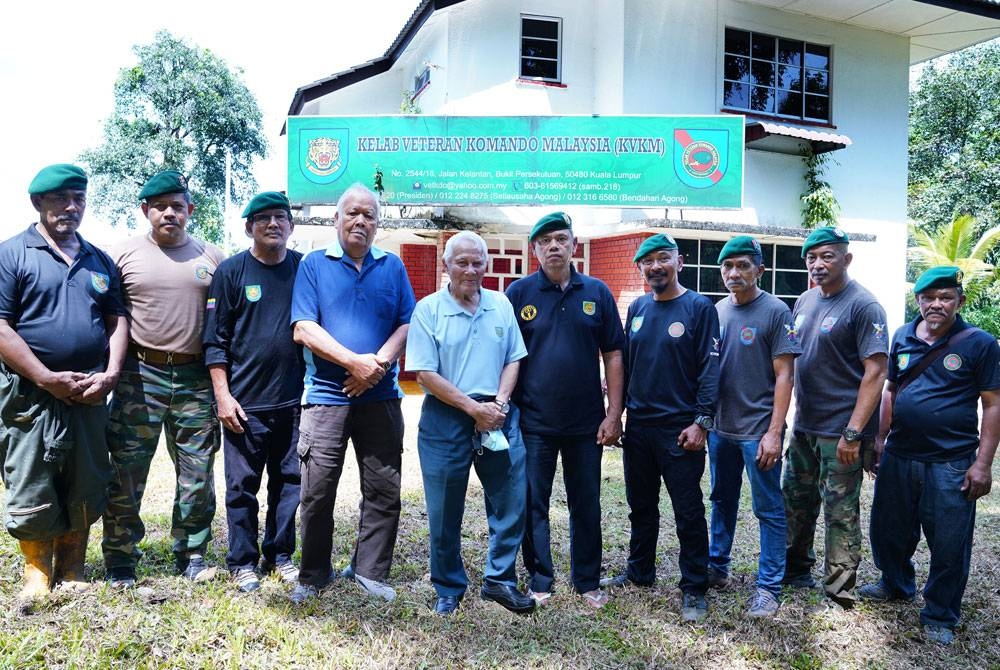 Hussin (lima dari kiri) bergambar bersama dengan ahli Kelab Veteran Komando Malaysia.