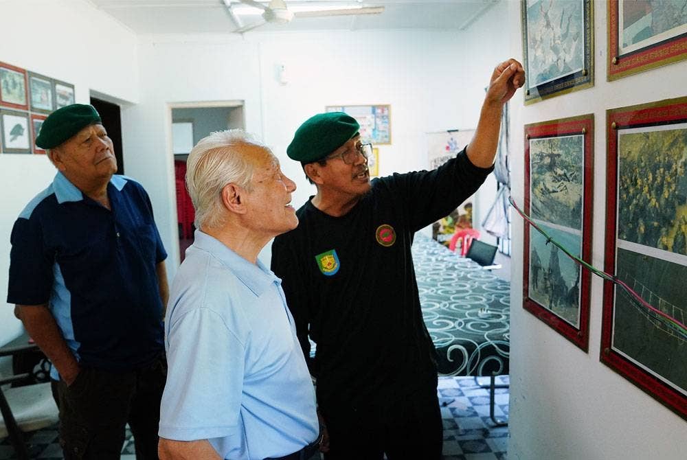 Hussin melihat gambar-gambar latihan pasukan komando. FOTO - MOHD HALIM ABDUL WAHID