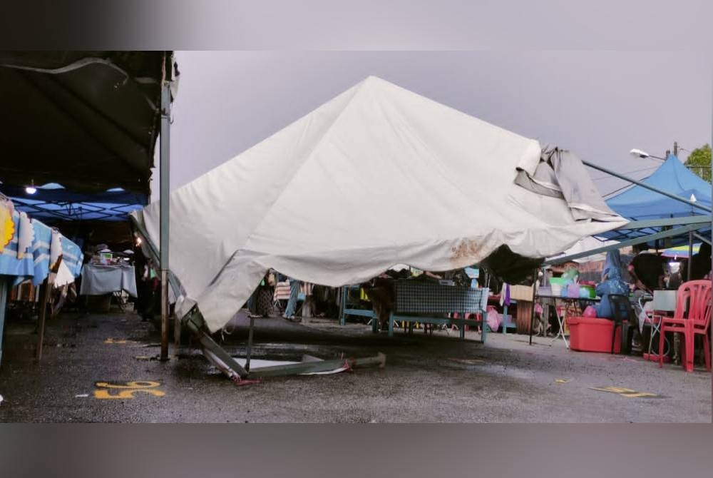 Six tentes de commerçants du bazar du Ramadan à Alor Pongsu ont été endommagées en raison des fortes pluies et de la tempête de samedi.  - Photo du lecteur