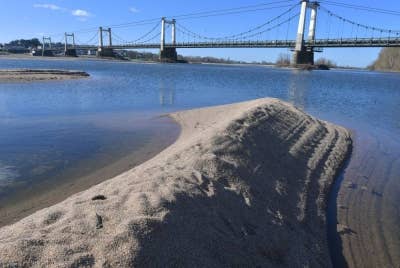 Keadaan terkini beting pasir yang menunjukkan air semakin surut di Sungai Loire, Perancis. - AFP