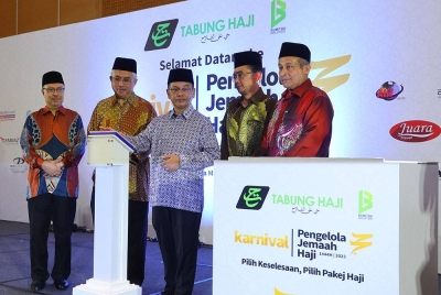 Menteri di Jabatan Perdana Menteri (Hal Ehwal Agama) Senator Datuk Dr Mohd Na'im Mokhtar (tengah) melancarkan Karnival Pengelola Jemaah Haji 1444H/2023M di Pusat Konvensyen Hotel Movenpick (MHCC) hari ini.